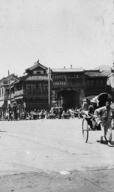 珠宝市是一条与前门大街平行并位于其西侧的胡同，明清时候集中了很多家珠宝玉器店，尤以玉器的加工和买卖居多。这条胡同的门头很特别，其实称作过街楼更合适：在胡同北口有商铺飞架其上，底缘写着“珠宝市”三个字，两边有卷草纹的装饰。