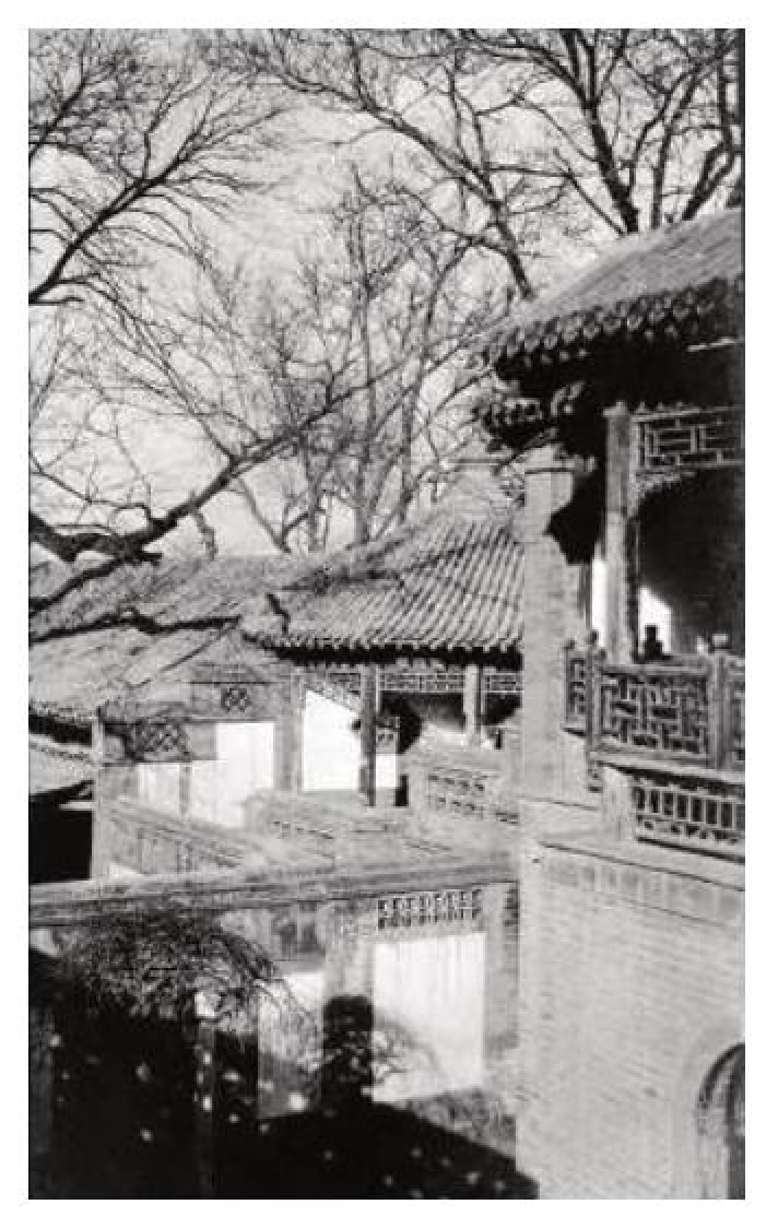 这张照片呈现了这座造型精巧的“露天书房”。这里本应是一处从地面到二层平台的楼梯拐角，在造园者的布置下，成为可以停歇观景的小亭。同时，照片右下角出现了一处类似券门的结构，可见东南方向这座小阁的样式，要比想象中更为复杂。