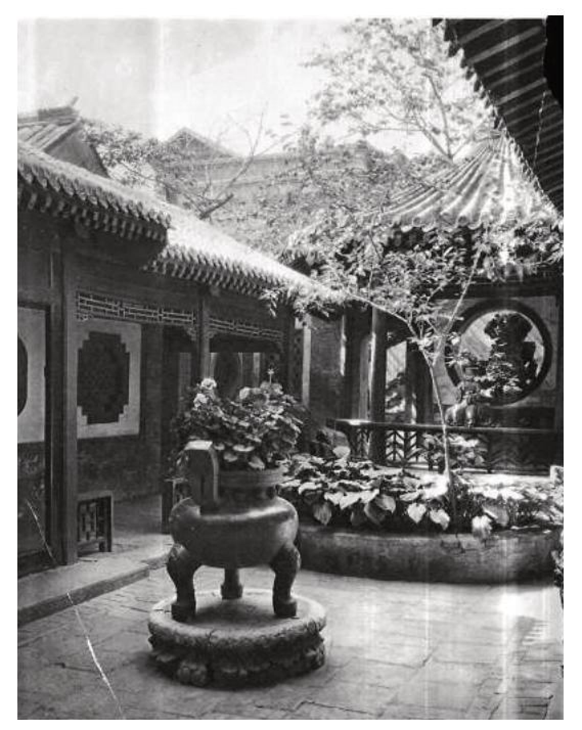 喜龙仁《中国园林》中的插图，拍摄了这座宅园中的北侧圆亭。