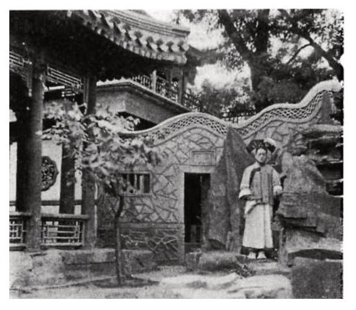 《我的北京花园》插图。方阁和假山之间，有一段“云墙”样式的虎皮墙，这段墙同样也是中部庭院和东部建筑区的分隔。“云墙”多用于江南园林中，在北京的私家园林中并不多见，半亩园中曾有一段，不过未加修饰，这里将虎皮墙做成云墙形态，很有趣味。