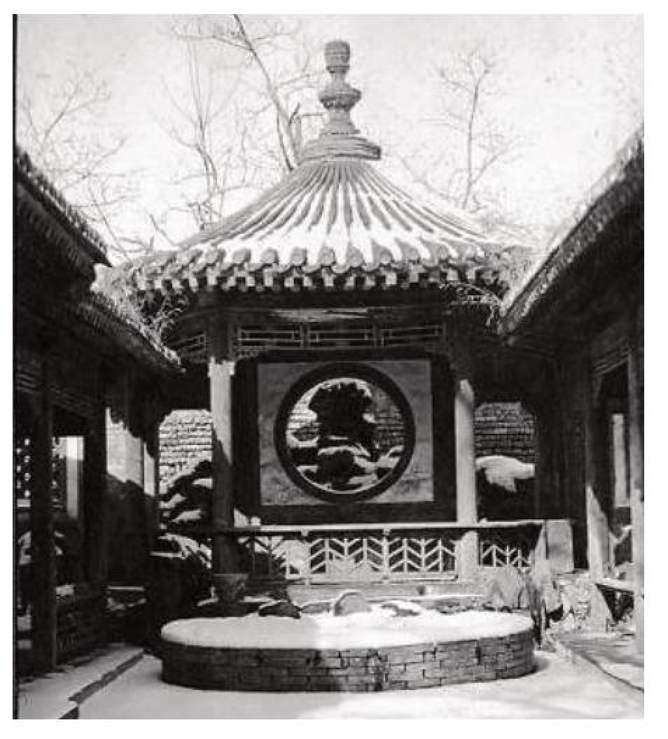 这个狭长的窄院南北两侧，分别是方阁的一层部分，以及半圆形的小亭，在立德夫人眼中，这里是一座小戏台。喜龙仁照片中的铜鼎和石座均已不在，可以由此推测雪景的照片应晚于1922年拍摄。
