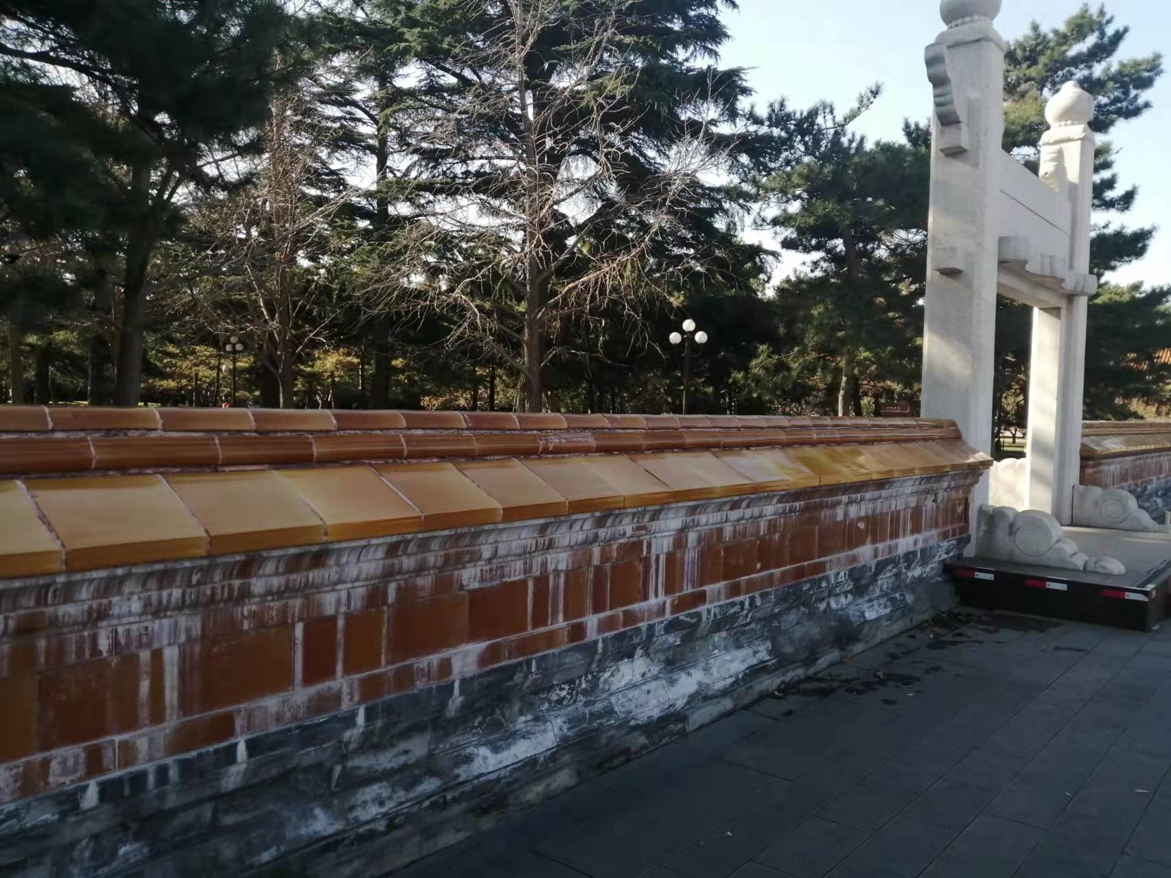 南墙现状为黄色琉璃，而史料记载应为红色.jpg