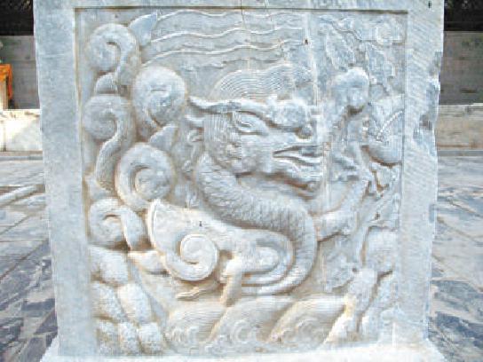 碑体石刻龙纹，可见寺庙规模之高。