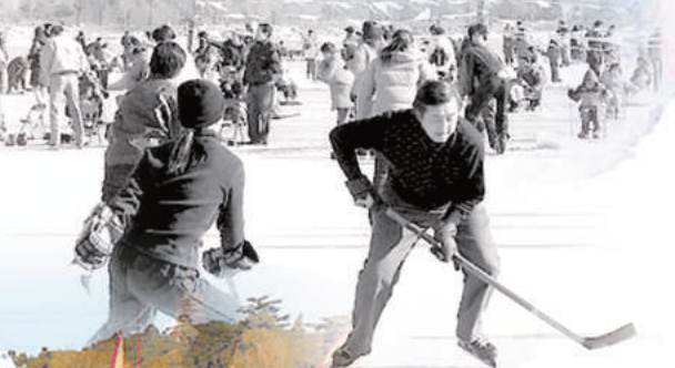 2005年1月的双休日天气晴朗，在玉渊潭公园滑冰场，人们兴致勃勃地赛起冰球。饶强/摄
