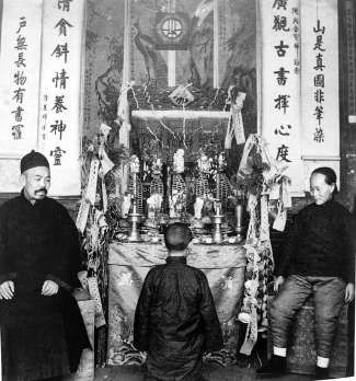 叩拜长辈和祖先牌位