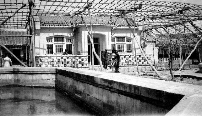 1925年左右美国士兵拍摄的汤山饭店汤池，旁边就是西式旅馆。