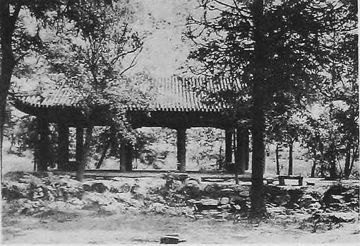 1935年汤山别业中的更衣亭。亭子始建于乾隆年间，内有方池引入温泉，非常隐秘，更衣殿北侧不远另有露天方池一个与之对应。