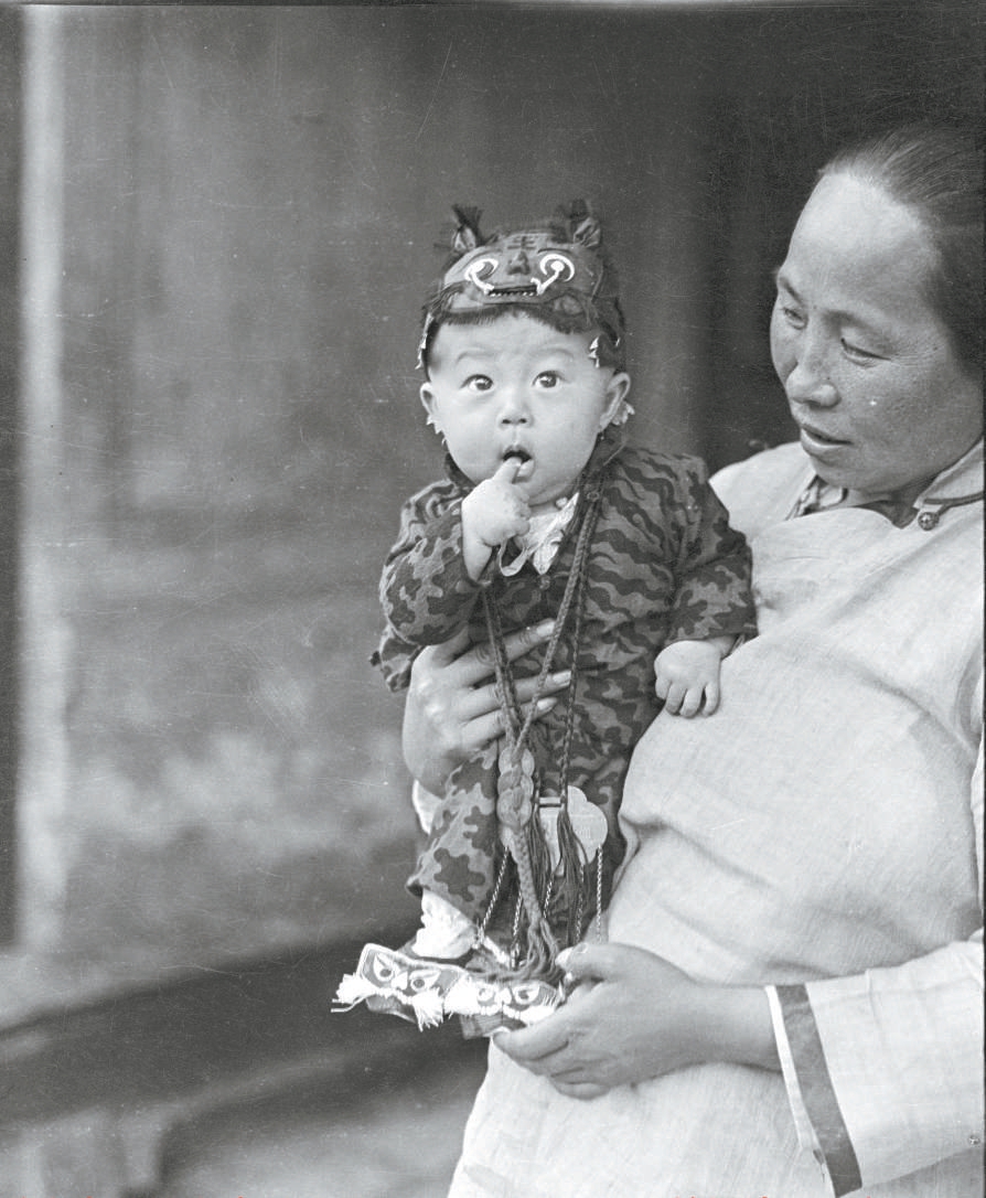 1919 年，一个穿着老虎服的北京小男孩。西德尼·甘博摄