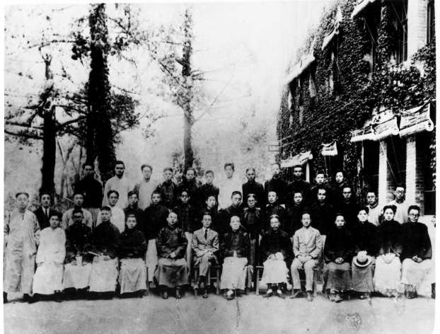 1926年，清华国学研究院首届毕业生师生合影。四大导师在前排就座。