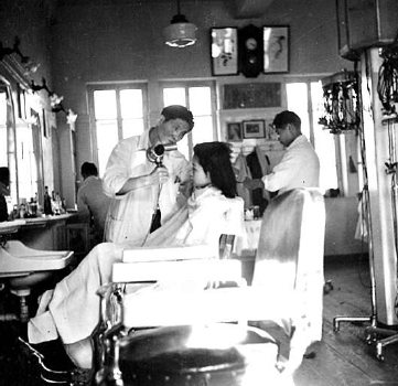 1940年代，女顾客在时代理发馆烫头。