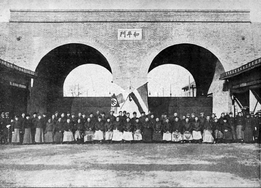 1927年初，举行落成典礼时，照片上的门楣匾额是“和平门”，但原图的图片说明却写的是“兴华门”。