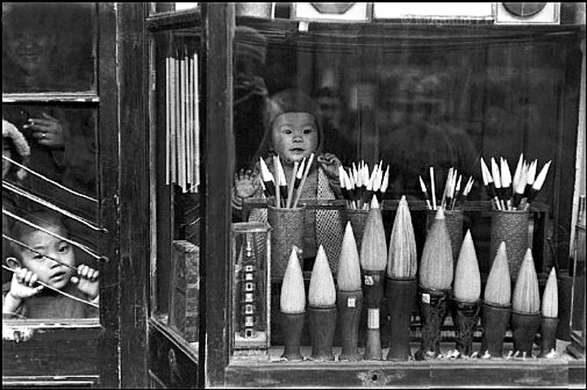 1948年，琉璃厂的笔店。