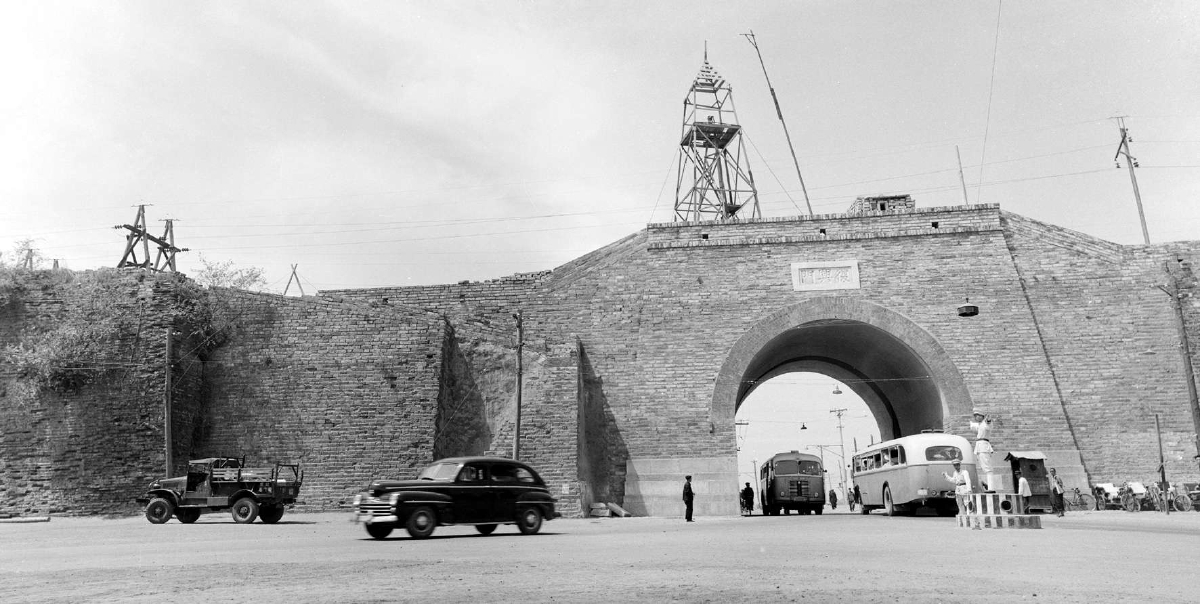 1954年拍摄的复兴门。早在1950年，北京以复兴门作为大地原点，测量了“北京市及郊区全面图”。当时复兴门券门顶上，还曾设有测绘点，称为“复兴门三角点”，分外显眼。 （冯文冈 摄）