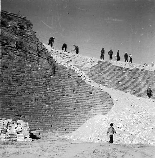 1937年7月，北平沦陷，日伪当局在城外规划建设“东郊工业区”和“西郊新市区”。为了加强与旧城的联系，日伪当局决定在城墙上开辟新豁口，以使长安街道路向东西两方向延伸。图为正在开辟内城西城墙豁口，也就是后来的复兴门。