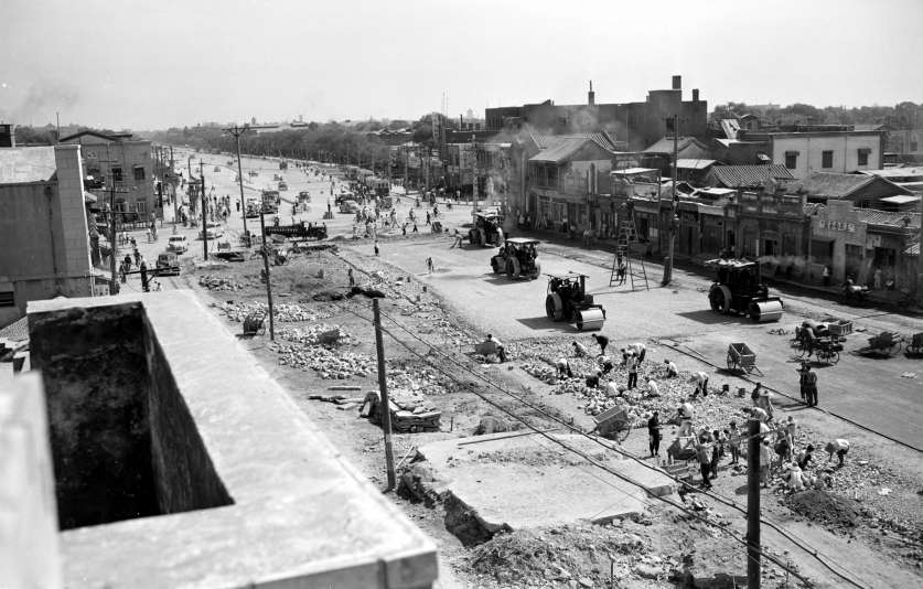 1956年复兴门道路拓宽工程。图为从西单到复兴门施工场景。（李晞 摄）