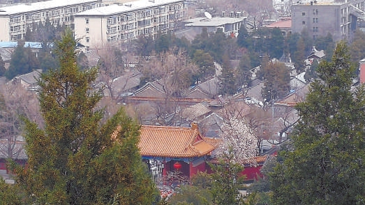 如今从景山东侧俯瞰依然能见被建筑围绕的内皇城墙