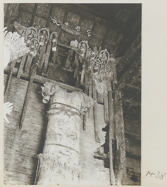 赫达·莫里逊1930年代所摄，很接近《益世报》中描述的“佛身不整，变为半仙之体”，身后佛山的木架上，还可以见到过火的痕迹。