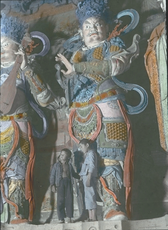 大慧寺内的明代塑像，通过小孩身高做参照，可以看出整座雕塑的体量。斯尔格·沃特加索夫摄