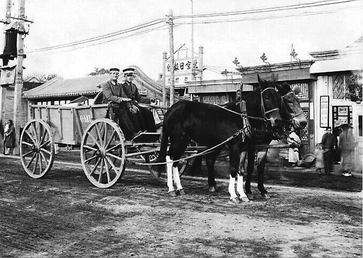 1909年，北京哈德门（崇文门）大街，图中“北京日报馆”的招牌格外显眼。北京日报馆是由兴中会会员朱淇于1904年8月创办，社址在崇文门内船板胡同，因怕清政府破坏，挂德商照牌。创刊初期叫《北京报》，后改为《北京日报》。画面右边的门脸儿是一间照相馆。