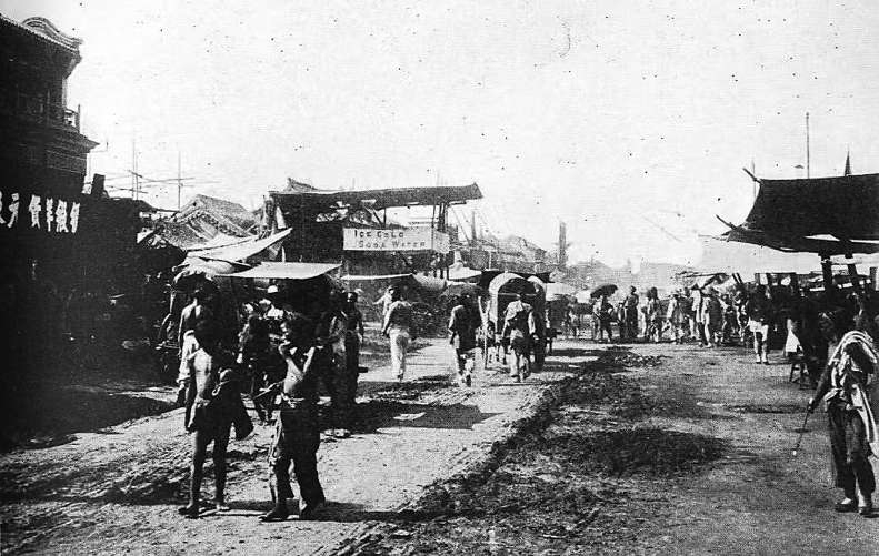 1901年，美国人波顿·霍尔姆斯拍摄的北京街景，远处一家商铺的门脸上赫然挂着写有“Ice Cold Soda Water”的幌子。“Ice Cold Soda Water”直译为“冰镇苏打水”，就是最早的汽水，也被人们称为“荷兰水”“苏打水”。1886年，上海的屈臣氏大药房开始生产汽水、苏打水，现在仍能买到“屈臣氏苏打水”。
