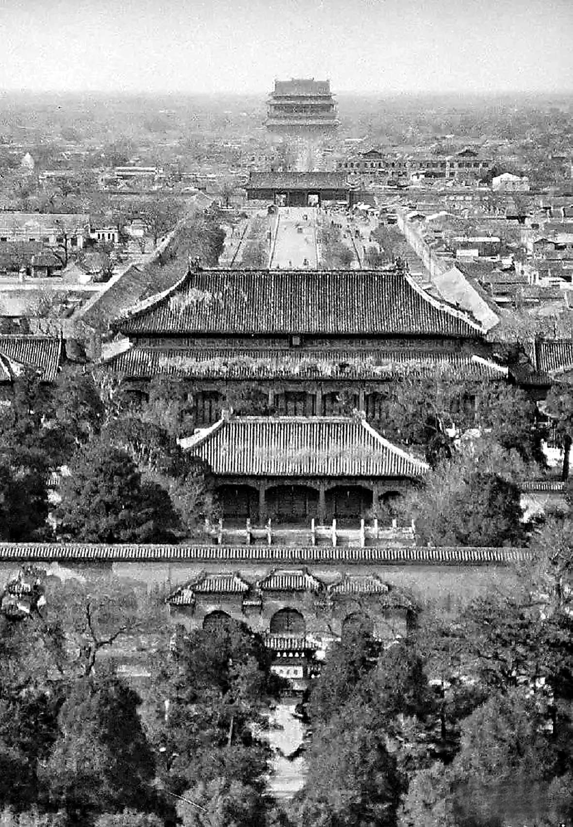 1920年，从景山万春亭北望寿皇殿、地安门、鼓楼。