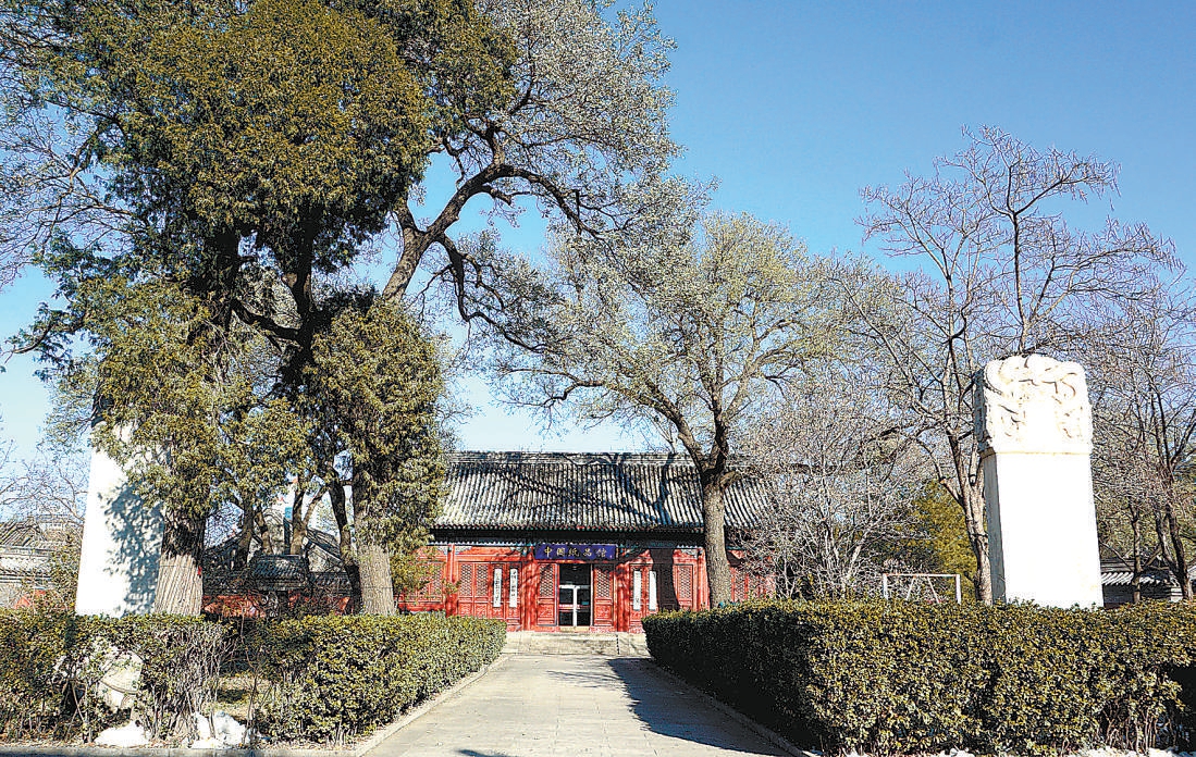 报国寺第一进殿外景，左右两通石碑为龟趺石碑。