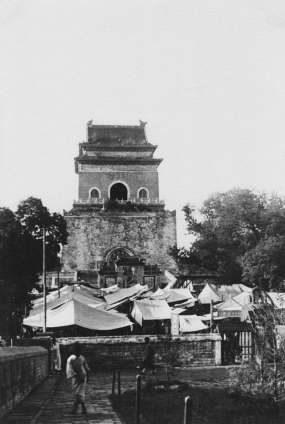 20世纪20年代，鼓楼广场开辟“民众市场”。