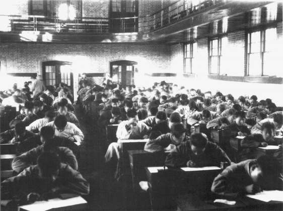 20世纪30年代，潞河中学的学生在考试。