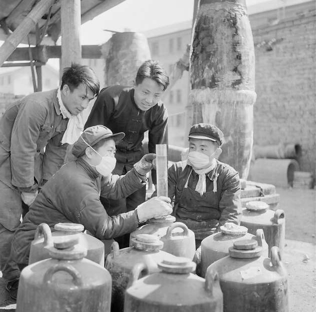 1959年，北京市化工学院的师生参加勤工俭学活动。图为他们在盐酸厂测盐酸浓度。