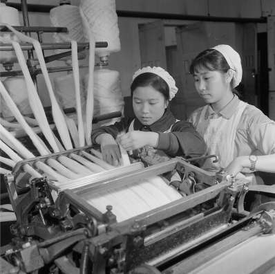 1965年，半工半读第三纺织工业学校的学生参加生产劳动。