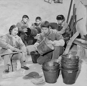 上世纪70年代，门头沟区南辛房中学的学生在校办工厂里参加劳动。