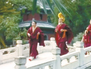 剧中僧人走过石桥迎接唐僧师徒