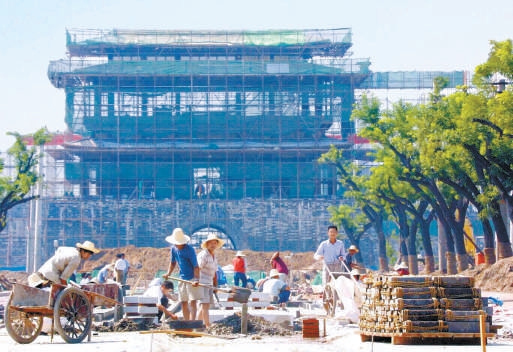 2004年，复建中的永定门。