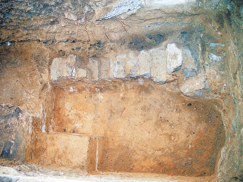 2003年3月，北京市文物研究所考古队对永定门旧址进行发掘，找到了旧基址的砖石基础。