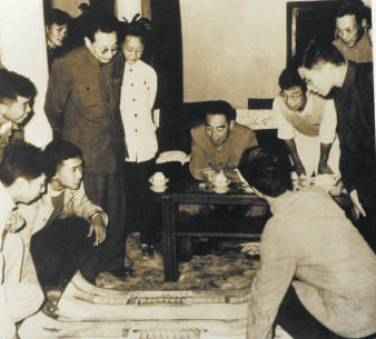 周恩来总理在中南海审看革命历史博物馆的图纸。