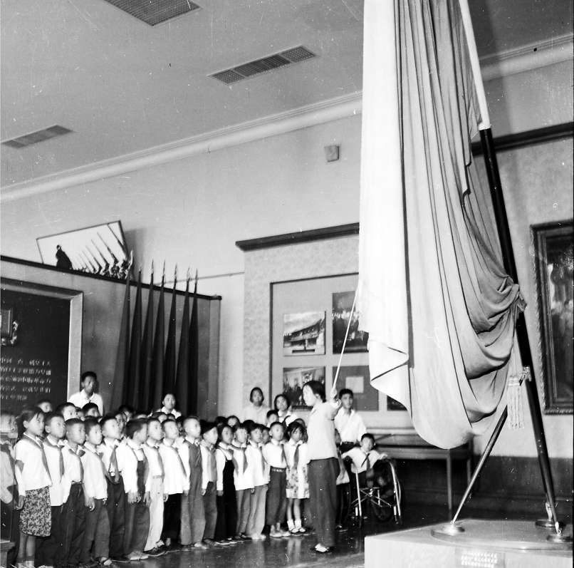 上世纪60年代，少先队员参观中国革命博物馆。