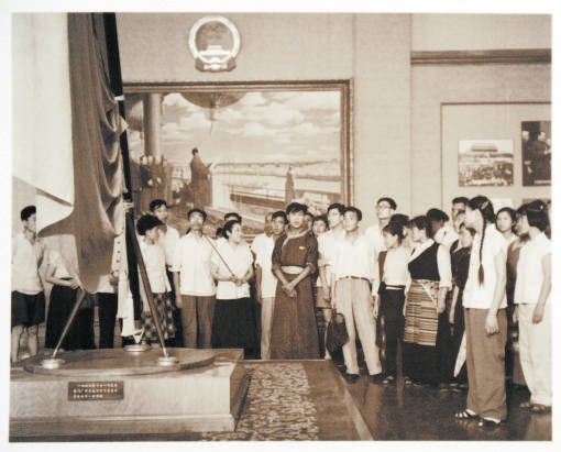 人们在油画《开国大典》前听讲解。