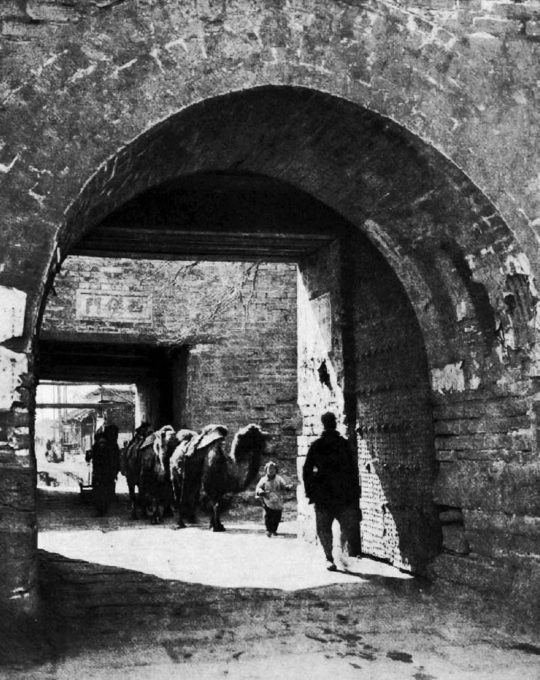 1920年代，西便门瓮城箭楼门洞外侧。箭楼门洞内侧为过木方门洞，外侧为三伏三券式拱券门洞。城门为过木方门洞，上方嵌有“西便门”石匾额。