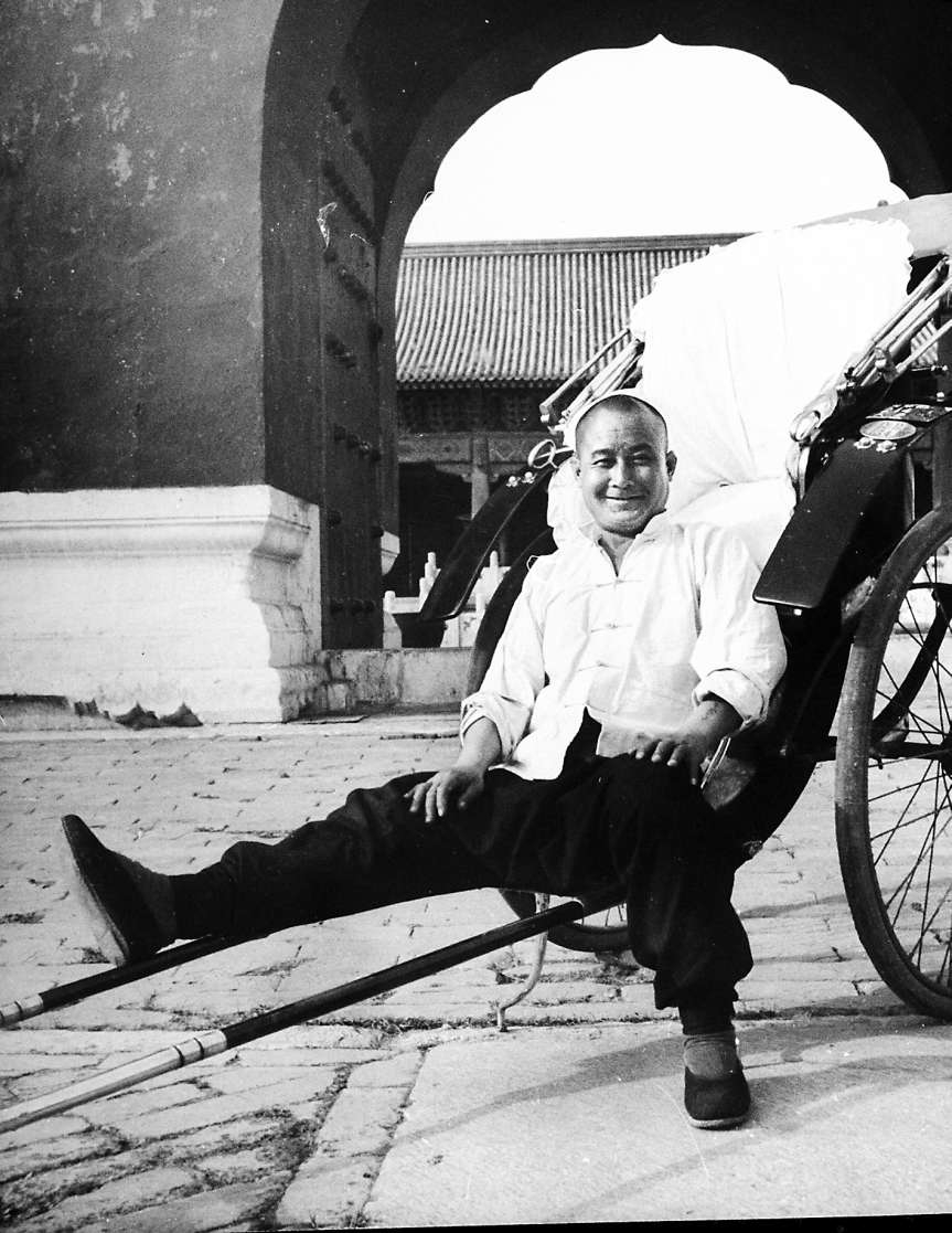 “穿长袖白小褂，黑的或蓝的布裤子，裤筒特别肥，脚腕子系着细腿带，脚穿双脸千层底黑布鞋。”这是当时旧京“拉客座”的洋车夫最标准的打扮。