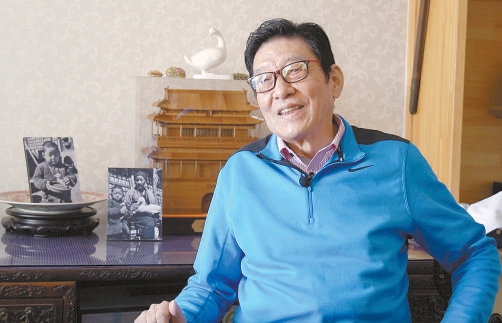 当年抱着小鸭子的小男孩，如今已80岁高龄。