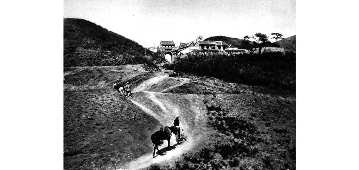 南天门门楼建在山峰缺口处，十分有特色。 德国建筑师恩斯特·伯施曼拍摄于光绪三十二年