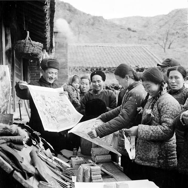 1962年12月1日，怀柔县琉璃庙公社的社员在选购年画。