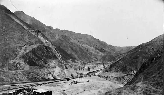 1906年修建中的青龙桥车站，近处是“人”字形铁路，火车头调头的转盘还没修建。