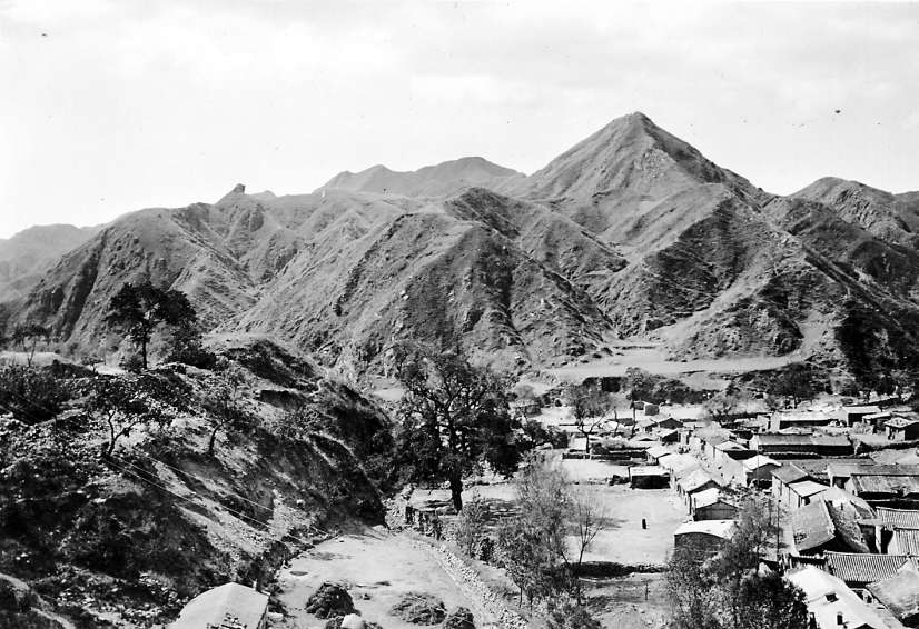 1906年修建中的青龙桥车站，近处是“人”字形铁路，火车头调头的转盘还没修建。