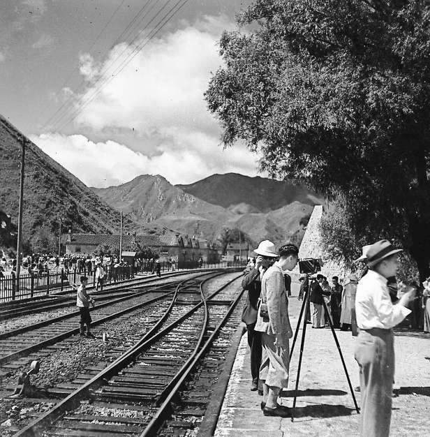 1937年6月底，年轻学子为主的暑期西北考察团乘火车经青龙桥车站，随团摄影师孙明经在拍照。