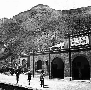 1937年6月30日的青龙桥车站，此时距七七事变仅一周，背着大刀的二十九军战士正在巡逻。