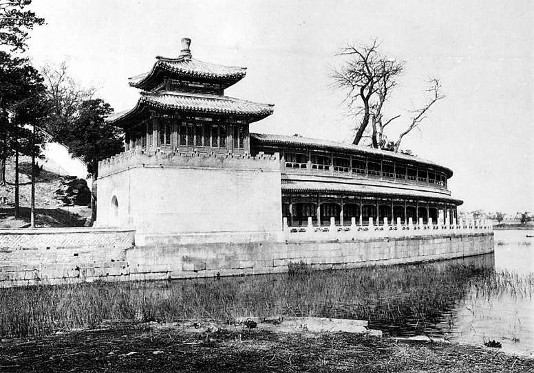 漪澜堂外围，西起分凉阁、东至倚晴楼是一条数百米长的临水游廊。图为1920年代倚晴楼城关及延楼游廊。