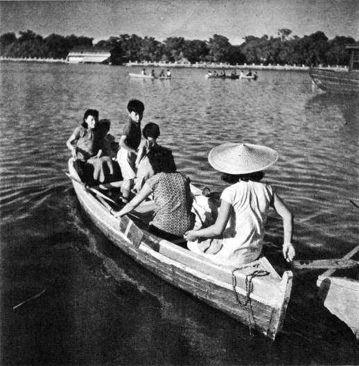 民国时期，在北海公园划船的游客。