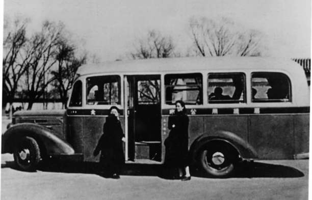 上世纪三十年代，北京用于游览的高级公共汽车上配备了女导游