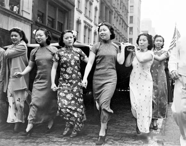 民国女子游颐和园，穿旗袍的她们，像是沾染了仙气